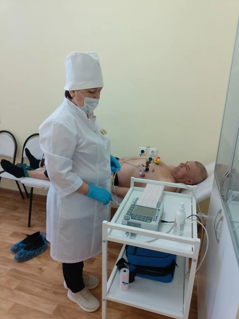 Пациент проходит обследование на современном оборудовании мобильной бригады